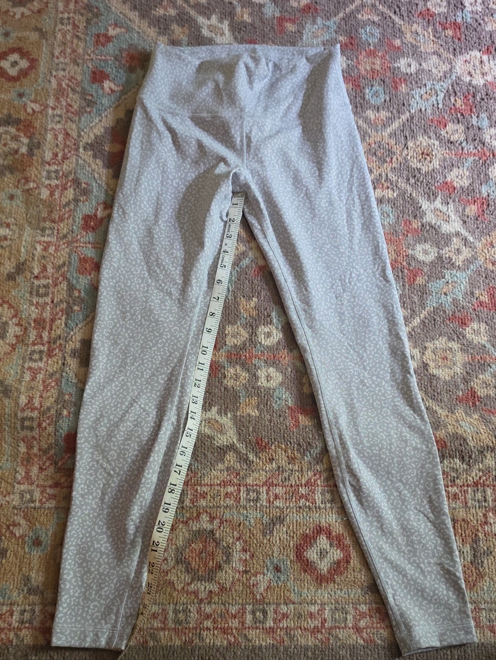 Lululemon Light Gray Flower Printed Women’s Leggings Size 8.     2